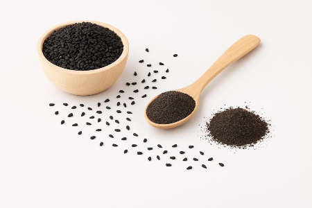 سیاهدانه؛ فواید، خطرات پودر کردن و مضرات مصرف پودر سیاهدانه